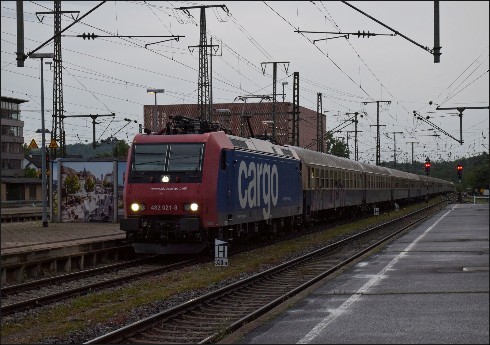 Centralbahnausflug zum Turnerfest

Re 482 021 trifft mit dem Centralbahn-Sonderzug aus Leizpig in Singen ein. Juni 2025.