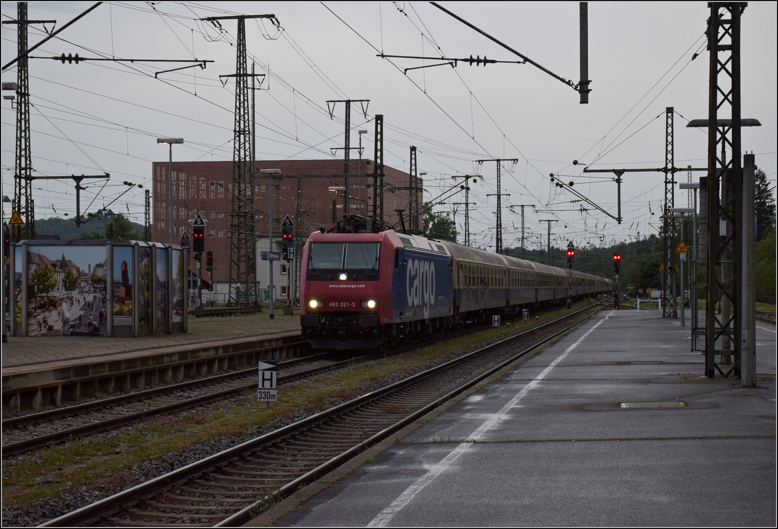 Centralbahnausflug zum Turnerfest

Re 482 021 trifft mit dem Centralbahn-Sonderzug aus Leizpig in Singen ein. Juni 2025.