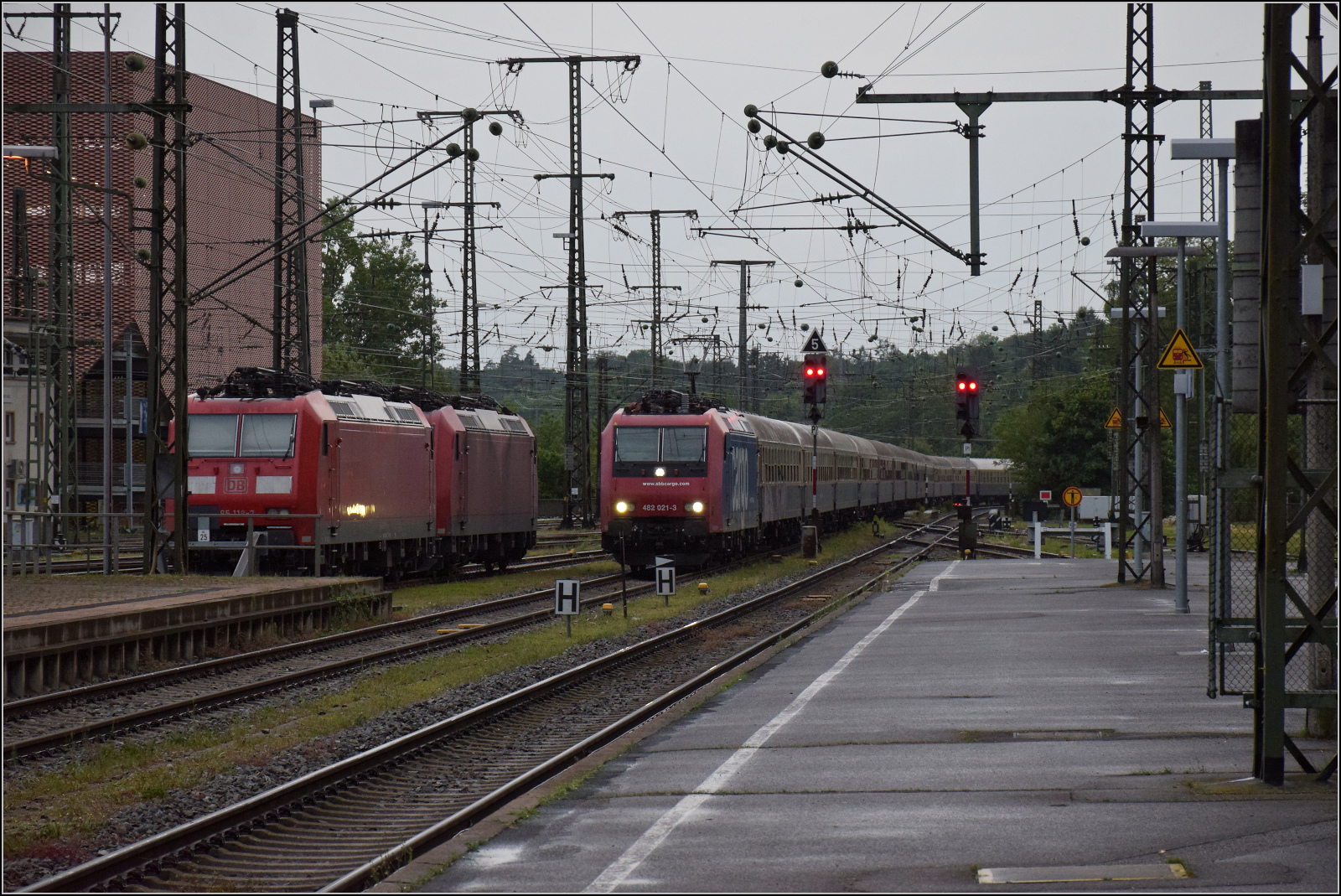 Centralbahnausflug zum Turnerfest

Re 482 021 trifft mit dem Centralbahn-Sonderzug aus Leizpig in Singen ein. Juni 2025.