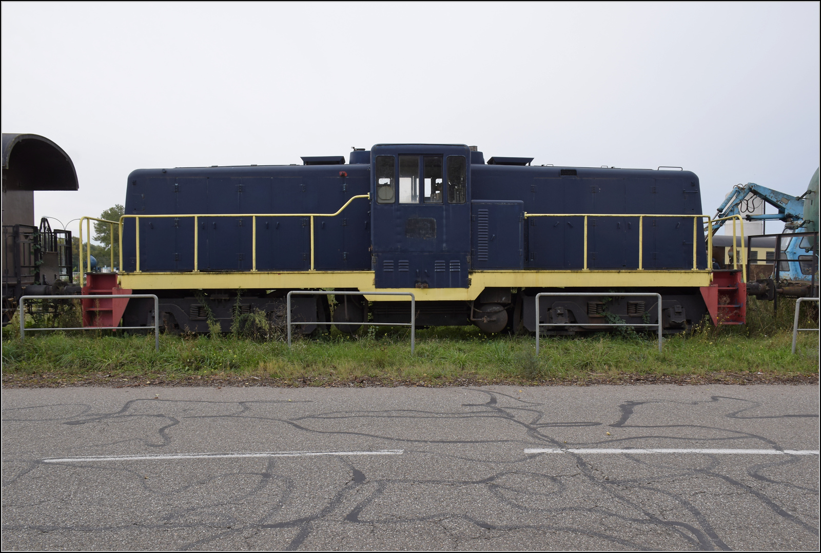 Chemin de Fer Touristique du Rhin, das Kleinod im Auwald bei Neu-Breisach.

Geschtzt von blauem Lack verbleibt die Amerikanerin 80-ton-Drop-Cab-Lok von GE, Lok BB 4032, Baujahr 1944 bei der CFTR. Diese Lok wurde vom US-Army transportation corps in Frankreich genutzt und verblieb spter ebendort. Volgelsheim, April 2019.