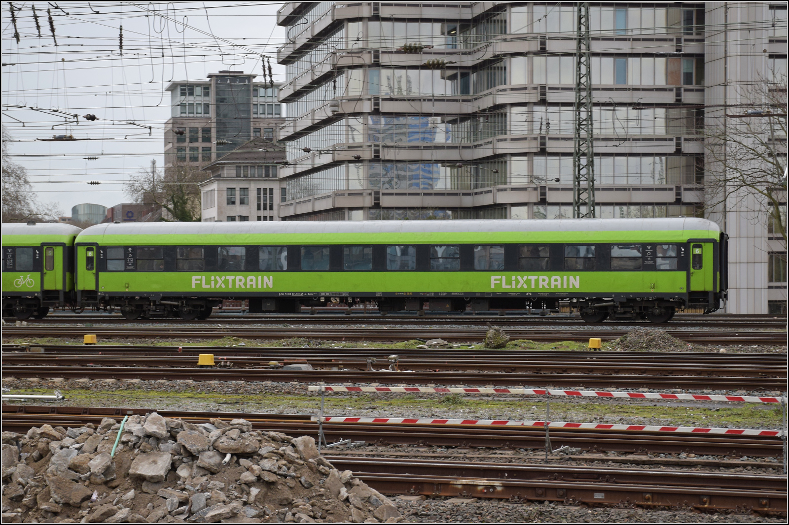 D-TAL 51 80 22-91 345-4 Bmmz im Zugverband des Flixtrain als Schlusswagen. Duisburg, Februar 2026.