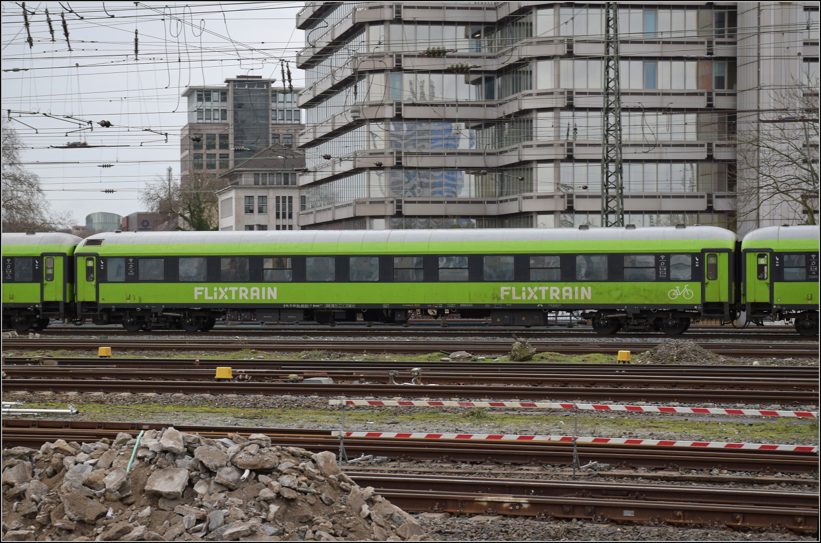 D-TAL 51 80 84-90 021-7 Bmmdz im Zugverband des Flixtrain. Mit 100 Sitzpl�tzen d�rfte es sich weitaus beengter sitzen als einst im Silberling. Duisburg, Februar 2026.
