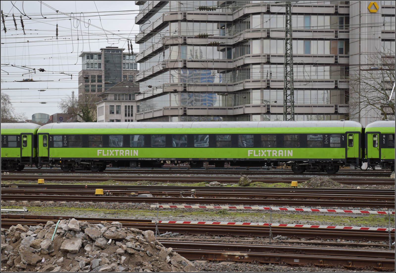 D-TAL 56 80 22-91 702-1 Bmmz im Zugverband des Flixtrain als Schlusswagen. Duisburg, Februar 2026.