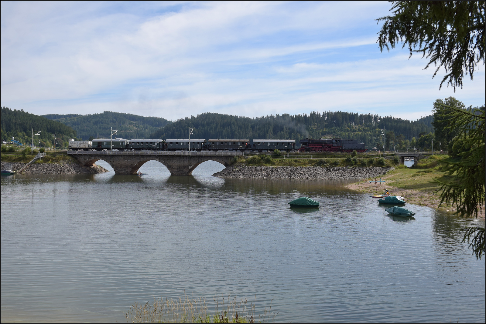 Dampf im Hochschwarzwald. 

23 042 auf der Brücke in und am Schluchsee. September 2025.