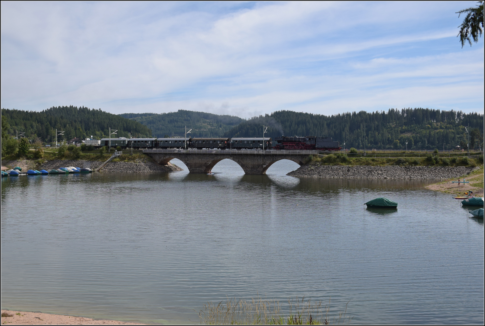 Dampf im Hochschwarzwald. 

23 042 auf der Brücke in und am Schluchsee. September 2025.