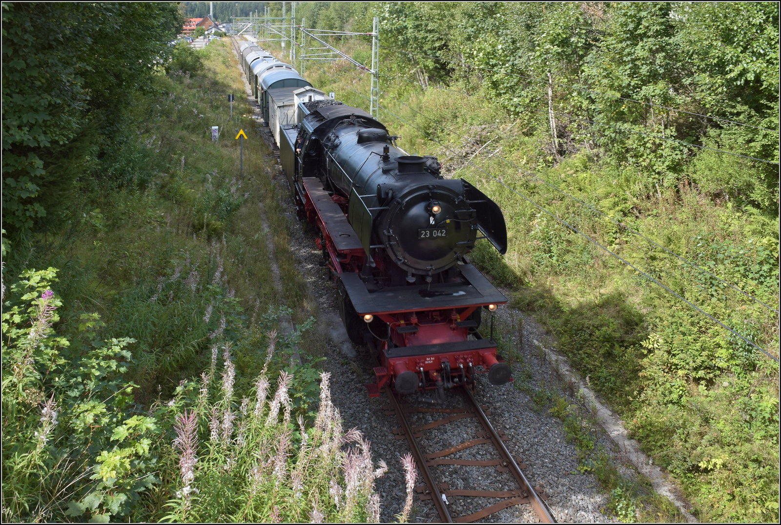 Dampf im Hochschwarzwald. 

23 042 fährt in Aha Richtung Schluchsee ab. September 2025.