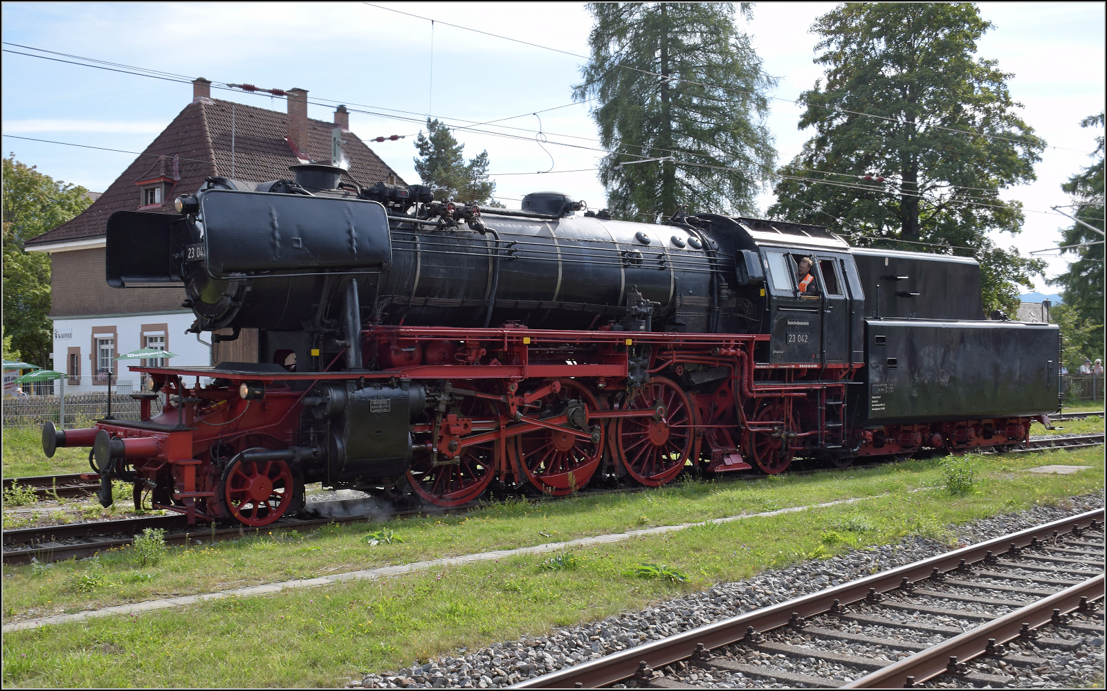 Dampf im Hochschwarzwald. 

23 042 rangiert in Titisee. September 2025.