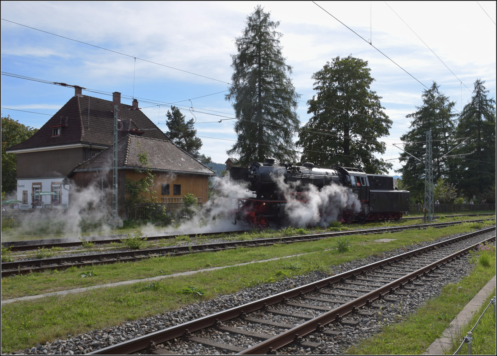 Dampf im Hochschwarzwald. 

23 042 rangiert in Titisee. September 2025.