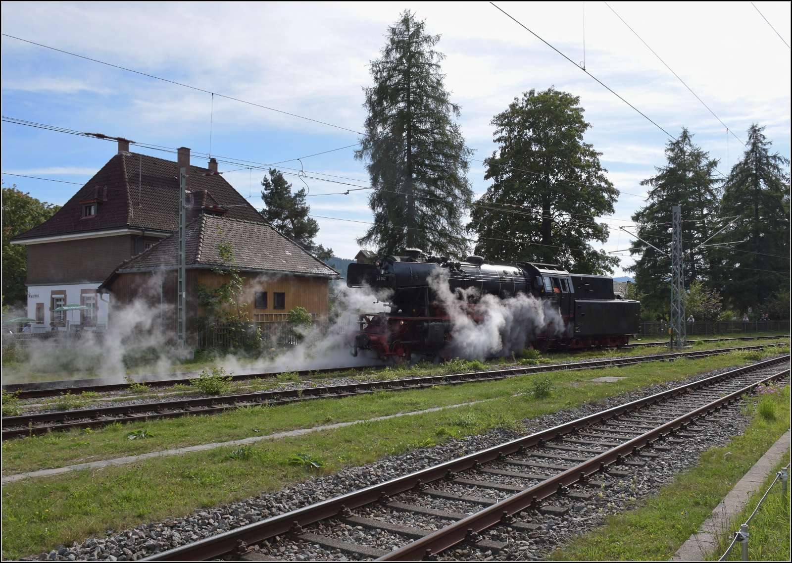 Dampf im Hochschwarzwald. 

23 042 rangiert in Titisee. September 2025.