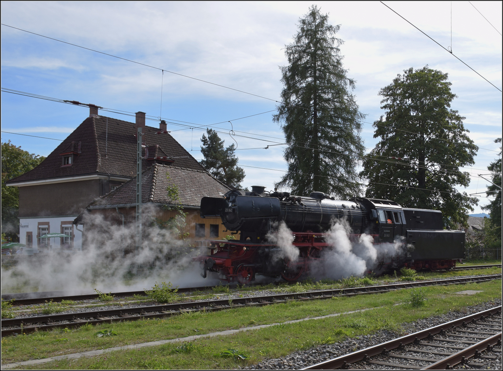 Dampf im Hochschwarzwald. 

23 042 rangiert in Titisee. September 2025.