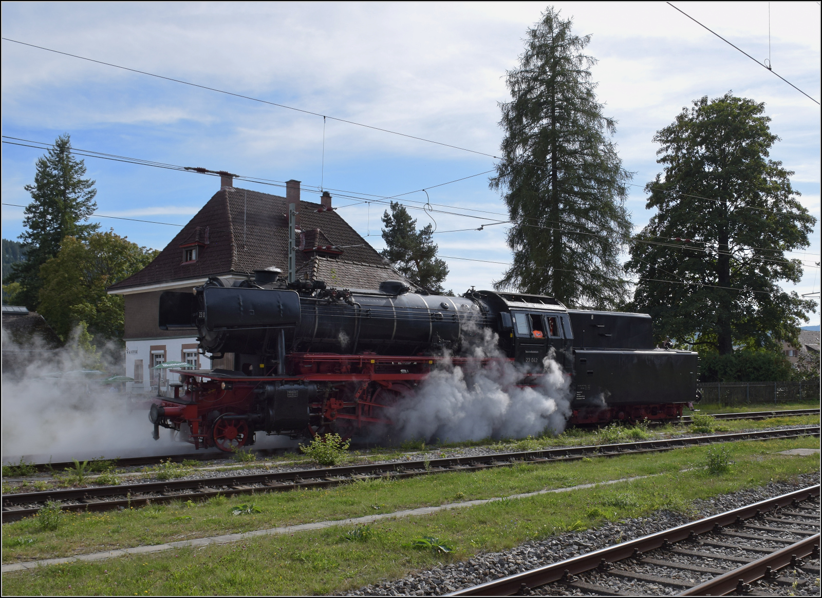 Dampf im Hochschwarzwald. 

23 042 rangiert in Titisee. September 2025.