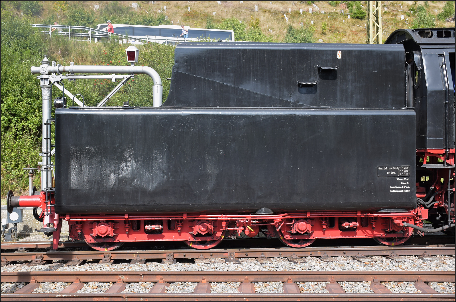 Dampf im Hochschwarzwald. 

23 042 rangiert in Seebrugg, dabei durfte auch mal der ungewhnliche Tender in den Fokus. Im Gegensatz zu fast allen anderen Tendern sind die Tender der Baureihe 23 gewschweit, was man an ihrem ungewhnlich glatten ueren schon von weitem bemerkt. September 2025.