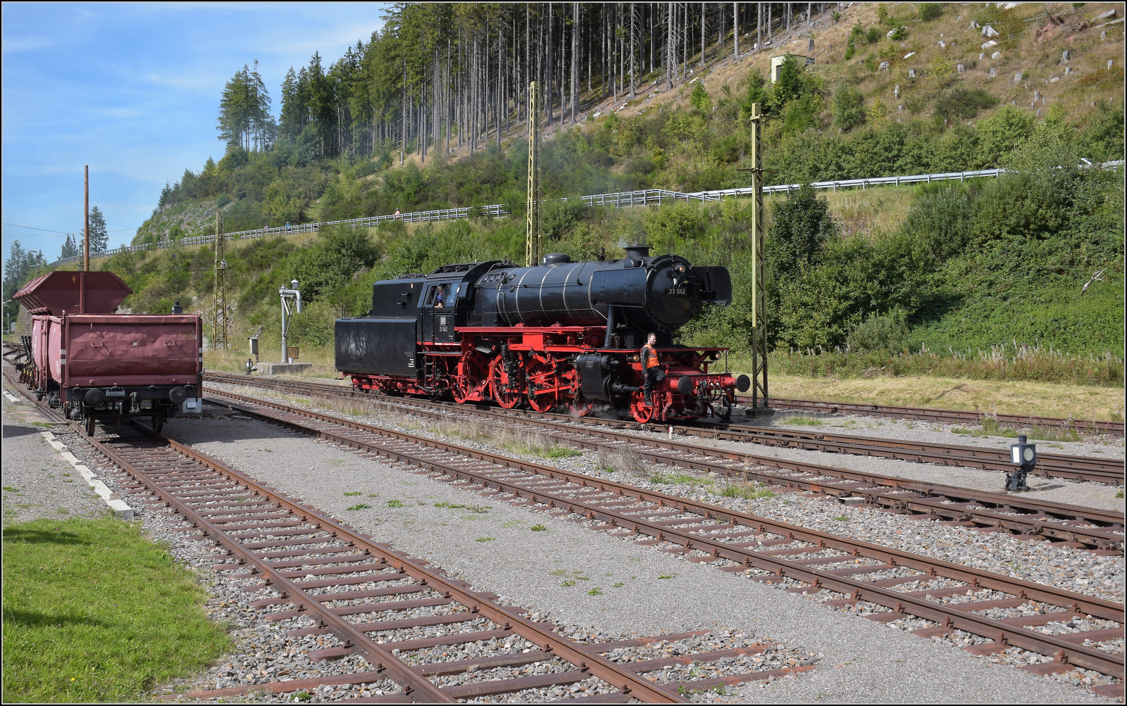 Dampf im Hochschwarzwald. 

23 042 rangiert in Seebrugg. September 2025.