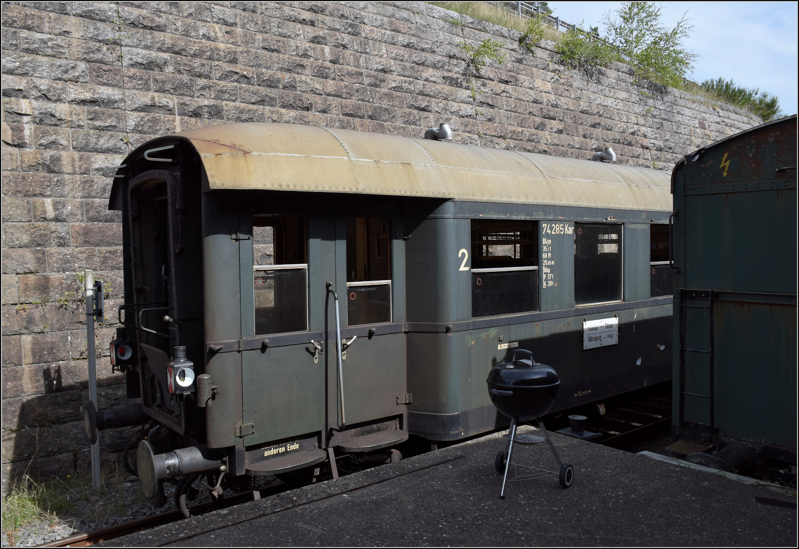 Dampf im Hochschwarzwald. 

23 042 rangiert ihrem Museumszug in die Anlagen von Seebrugg. Der Eilzugwagen 74 285 Kar der Gattung B4ye-36 fährt am Güterschuppen vorbei. September 2025.
