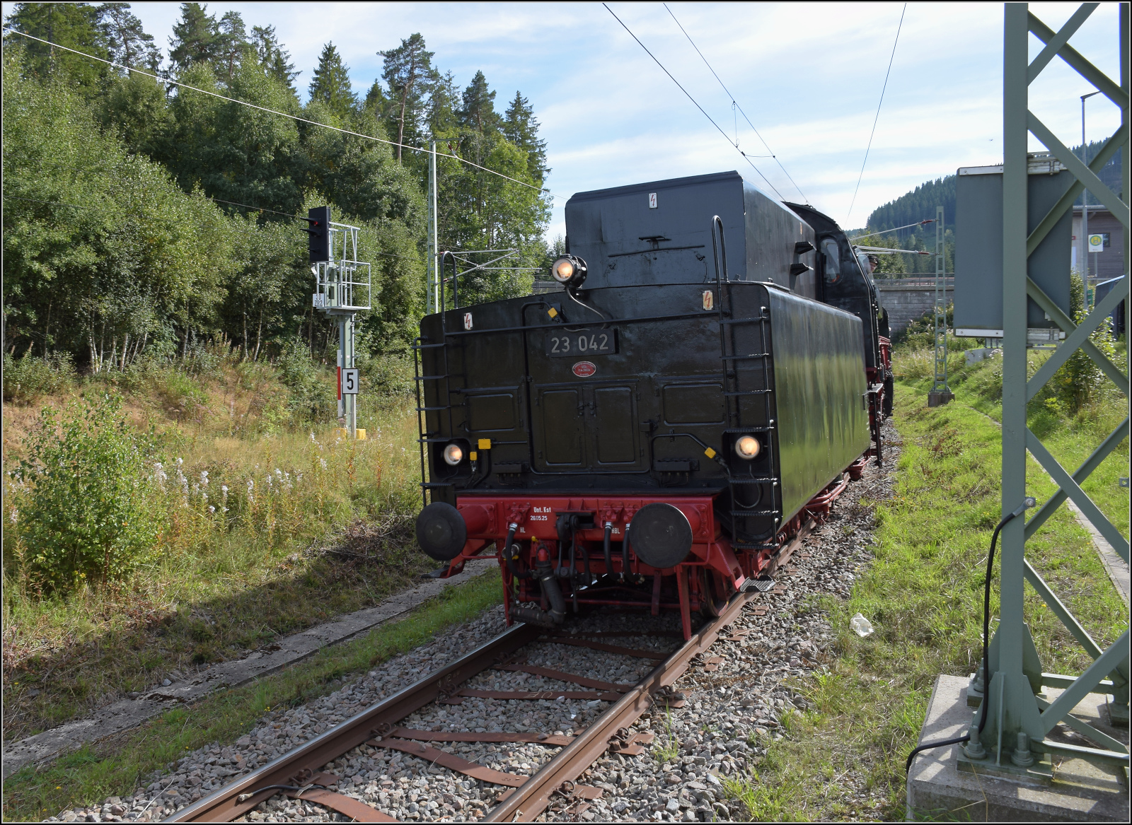 Dampf im Hochschwarzwald. 

23 042 trifft in Bärental ein. September 2025.
