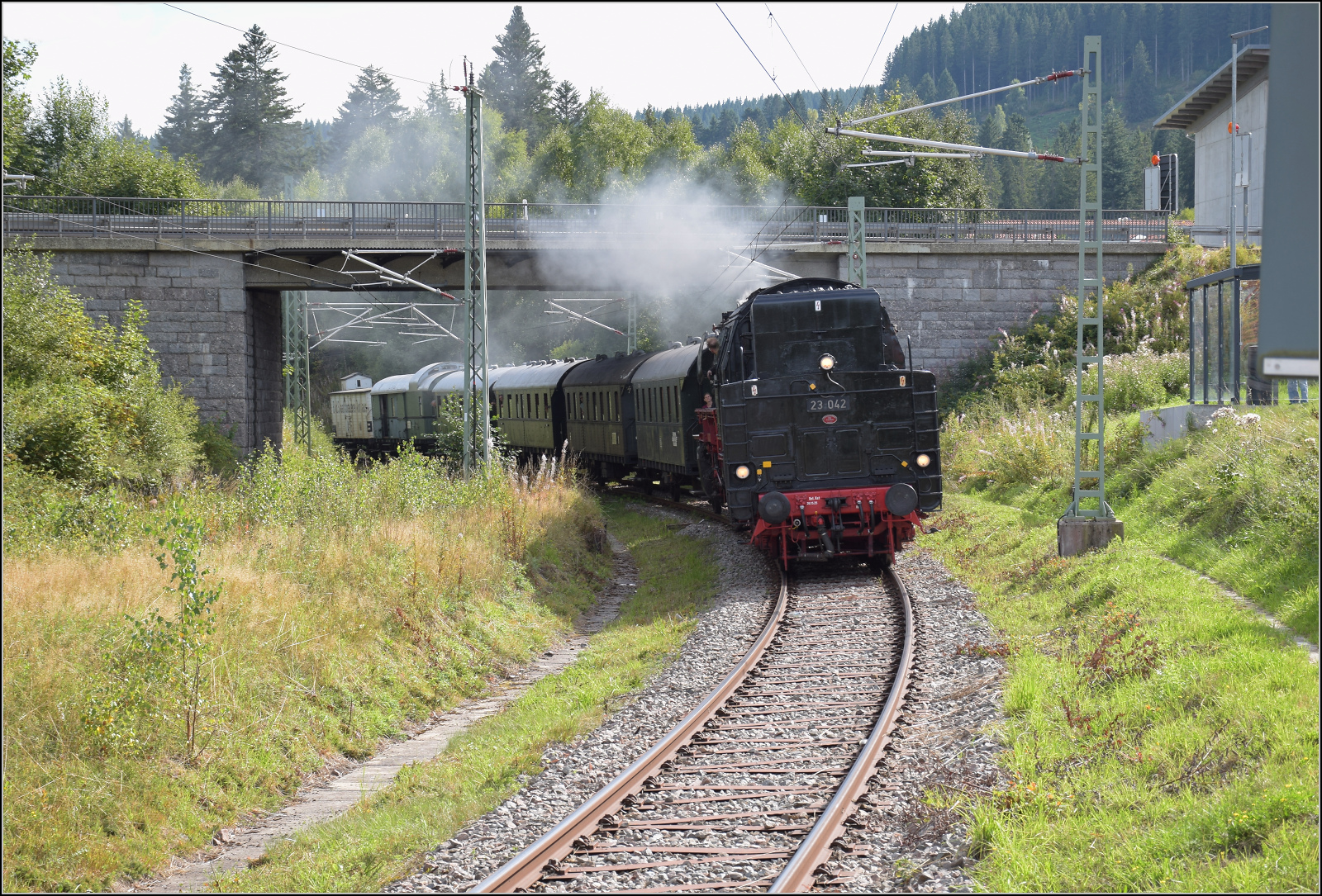 Dampf im Hochschwarzwald. 

23 042 trifft in Bärental ein. September 2025.