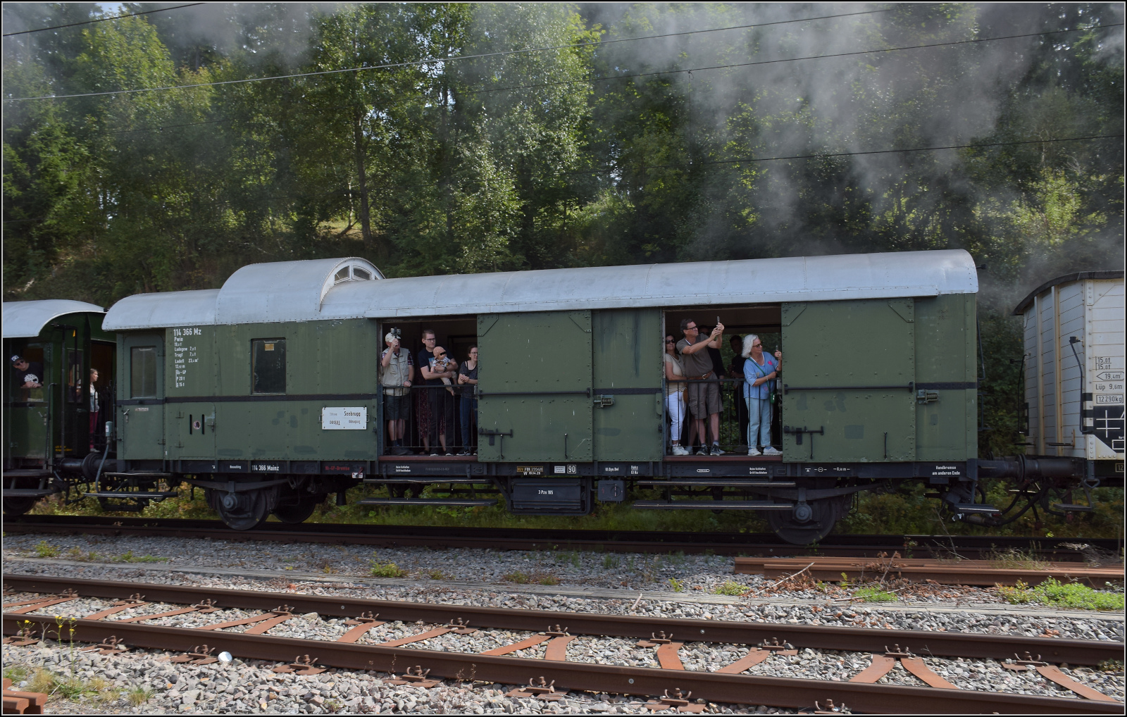Dampf im Hochschwarzwald. 

23 042 trifft in Bärental ein. Im Bild ist der Packwagen 144 366 Mz. September 2025.