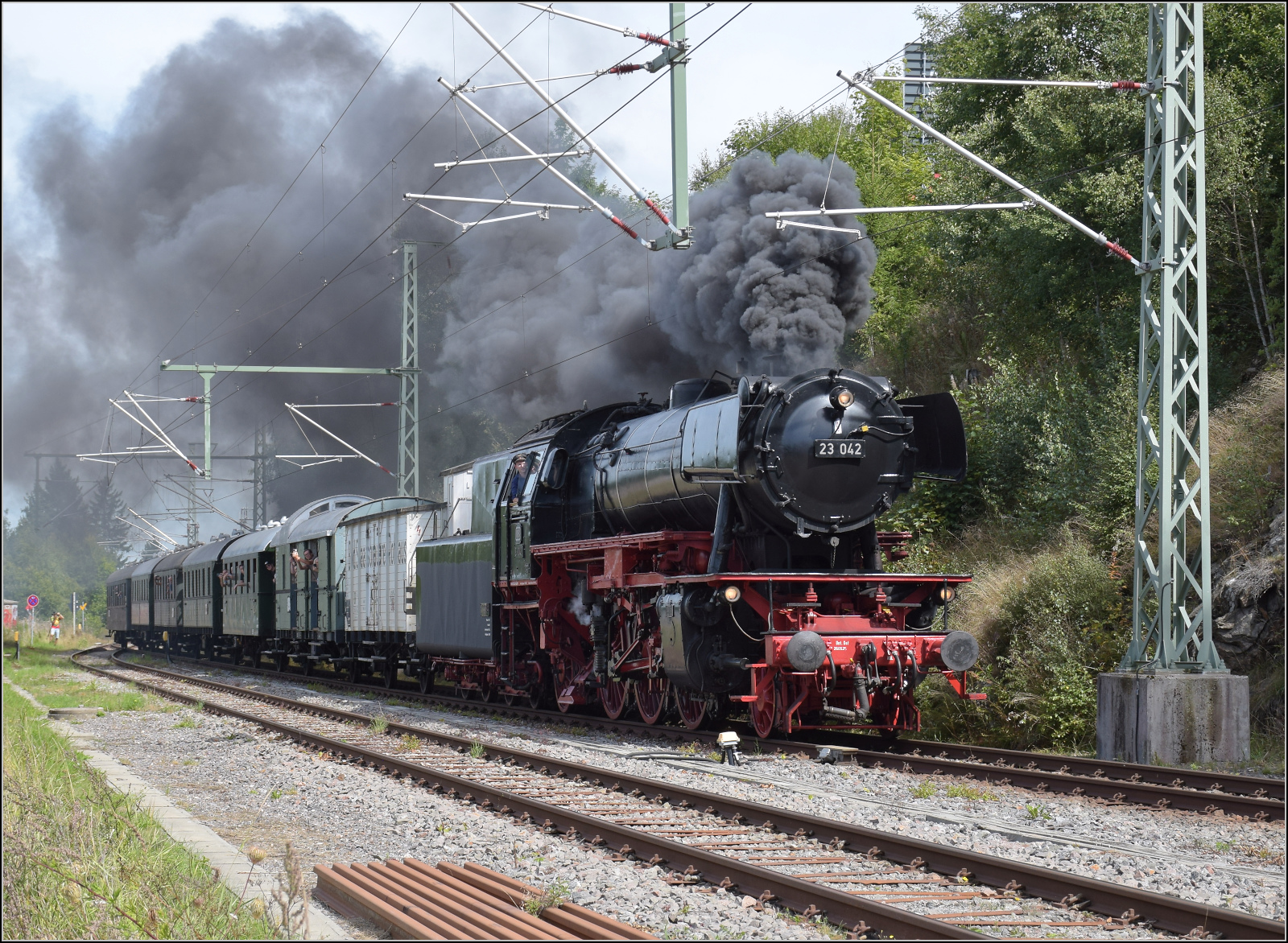 Dampf im Hochschwarzwald. 

23 042 trifft in Bärental ein. Der Heizer hat es wohl zu gut gemeint oder zu spät die Kohle aufgelegt. Für den Fotografen natürlich super. September 2025.