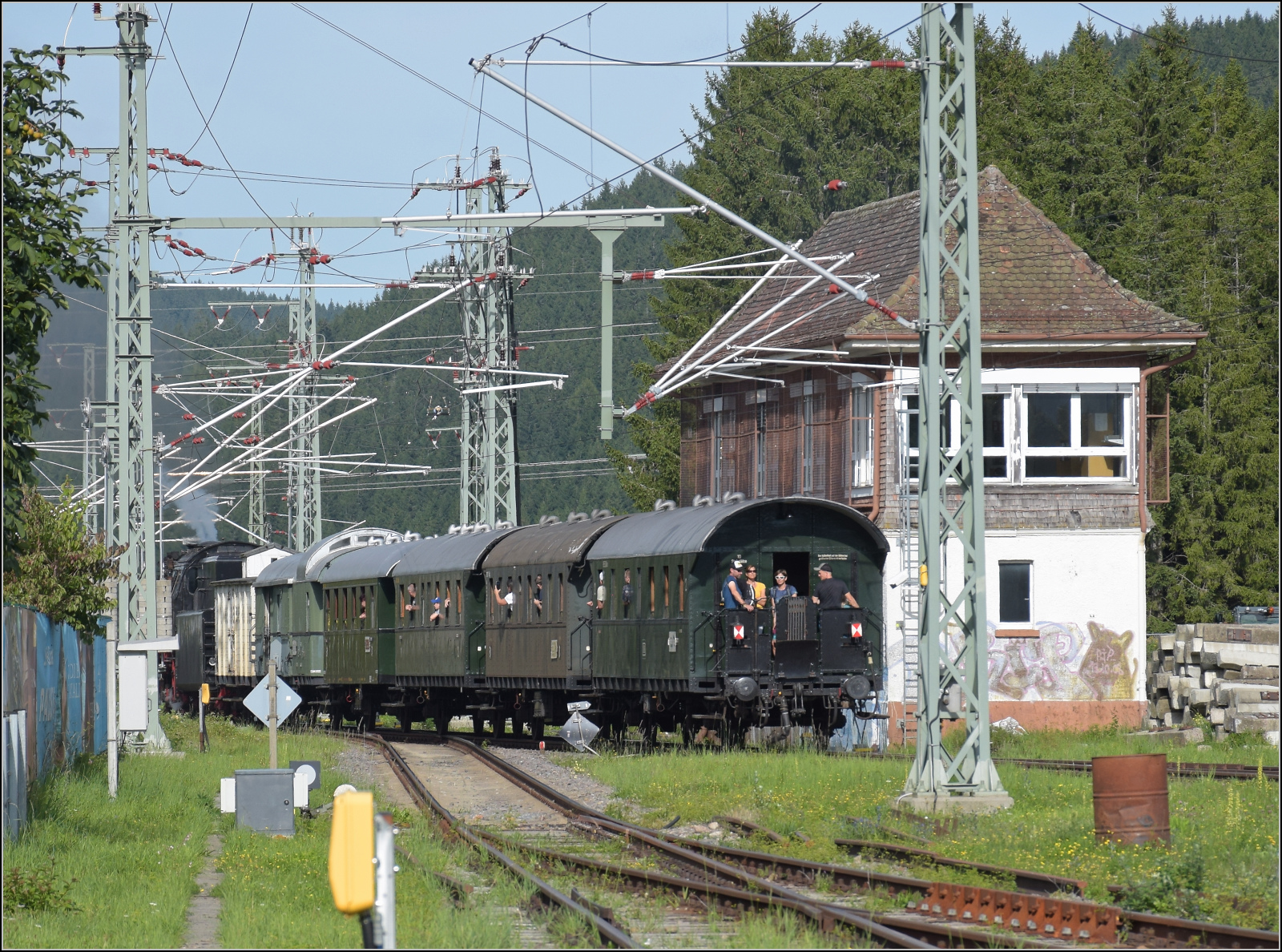 Dampf im Hochschwarzwald. 

23 042 verlässt mit ihrem Museumszug Titisee. September 2025.