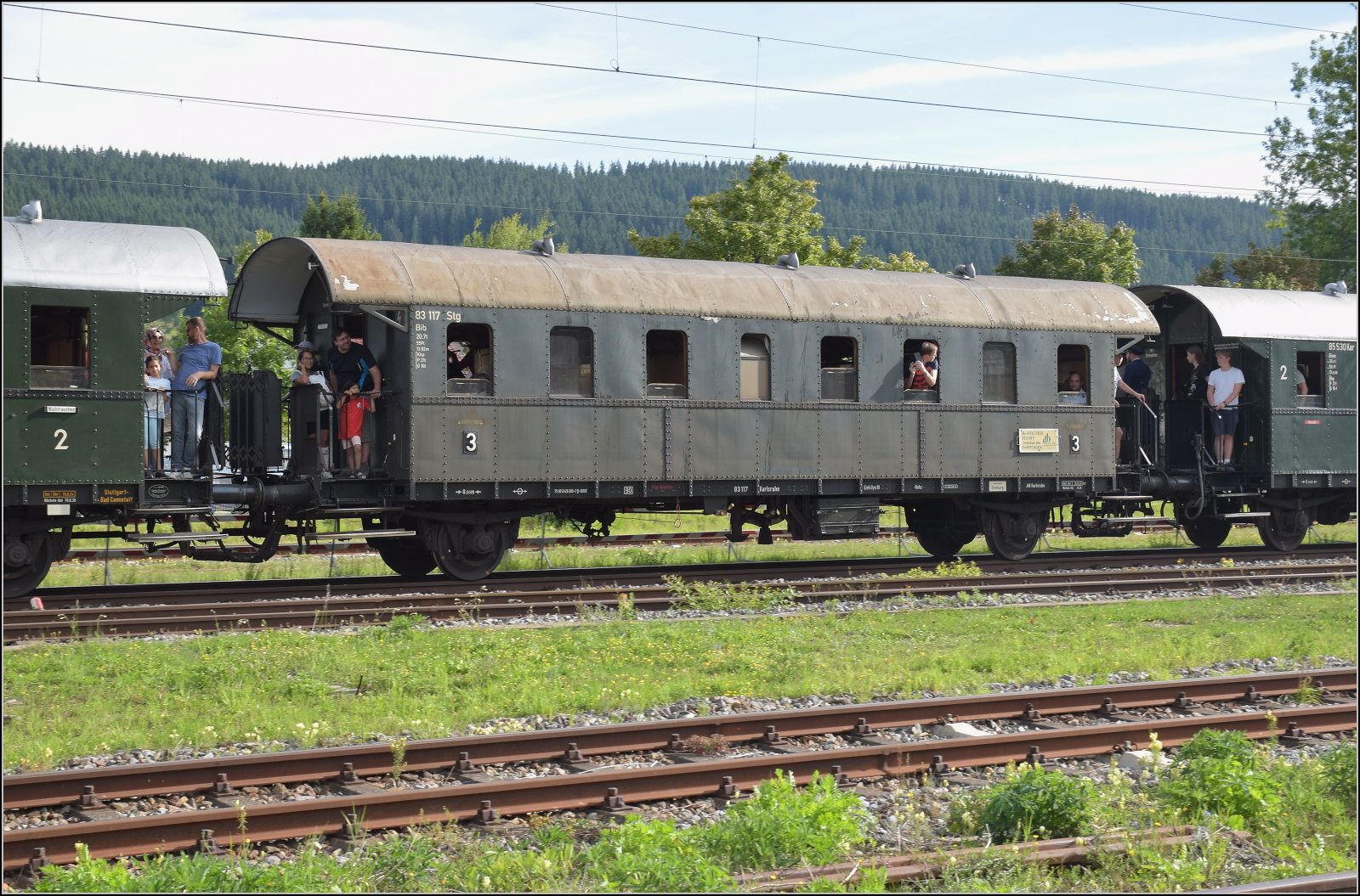Dampf im Hochschwarzwald. 

23 042 verlässt mit ihrem Museumszug Titisee. Im Bild die Donnerbüchse 83 117 Kar der Austauschbauart Gattung Di-27, die kurz darauf in Ciu-27 umgebaut wurde, sprich als 4. Klasse-Wagen noch vor deren Abschaffungen gebaut. September 2025.