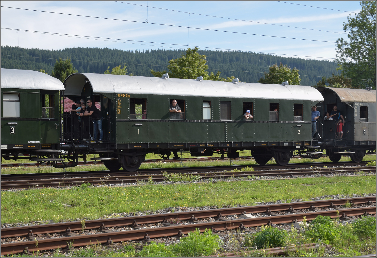 Dampf im Hochschwarzwald. 

23 042 verlässt mit ihrem Museumszug Titisee. Im Bild die Donnerbüchse 36 404 der Austauschbauart Gattung BCi-28. September 2025.