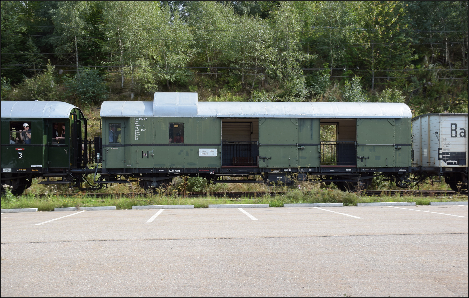 Dampf im Hochschwarzwald. 

23 042 verlässt mit ihrem Museumszug Bärental. Im Bild Packwagen 114 366 Mz der Gattung Pwi-28. September 2025.