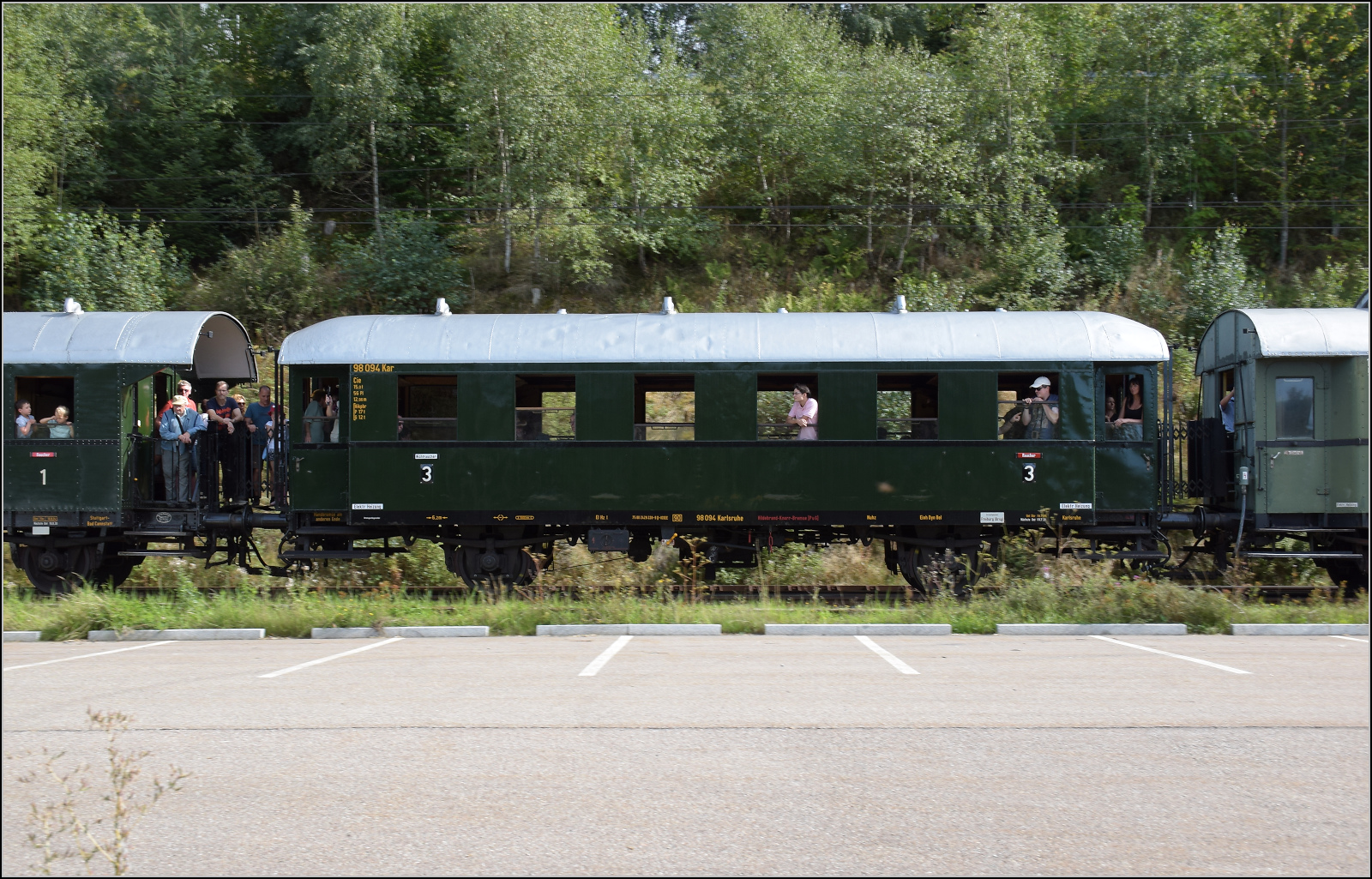Dampf im Hochschwarzwald. 

23 042 verlässt mit ihrem Museumszug Bärental. Im Bild der geschweisste Nebenbahn-Einheitswagen 98 090 Kar der Gattung Civ-34. 

Ursprünglich war dieser Wagen ein Beiwagen zu einem Dieseltriebwagen und später einem Akkutriebwagen. Er hatte die Nummer VB 140 216. Im Jahr 1951 wurde er wahrscheinlich mit ETA 177 025 als Beiwagen kombiniert, da er die Nummer EBA 177 025 erhielt. Im Jahr 1960 wurde der Wagen in einen normalen Personenwagen Civ-34 abgerüstet und erhielt die Nummer 85 791. Von 1965 bis 1990 rettete er sich als Bürowagen über die Jahrzehnte. Beim Eisenbahn-Tradition e. V. in Lengerich (Westfalen) wurde er dann restauriert, bekam die fiktive Nummer 98 090 für einen Ci-33-Nebenbahnwagen, den er heute darstellt und wurde schließendlich im Jahr 2012 an die 3-Seenbahn abgegeben. September 2025.