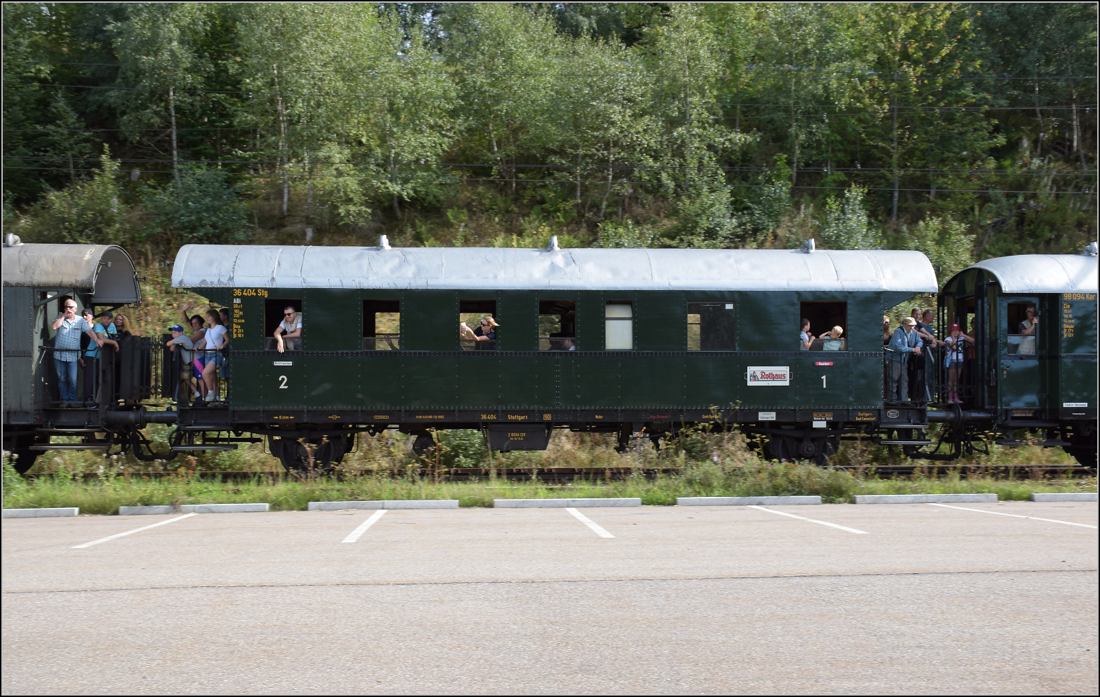 Dampf im Hochschwarzwald. 

23 042 verlässt mit ihrem Museumszug Bärental. Im Bild die Donnerbüchse 36 404 der Austauschbauart Gattung BCi-28. September 2025.