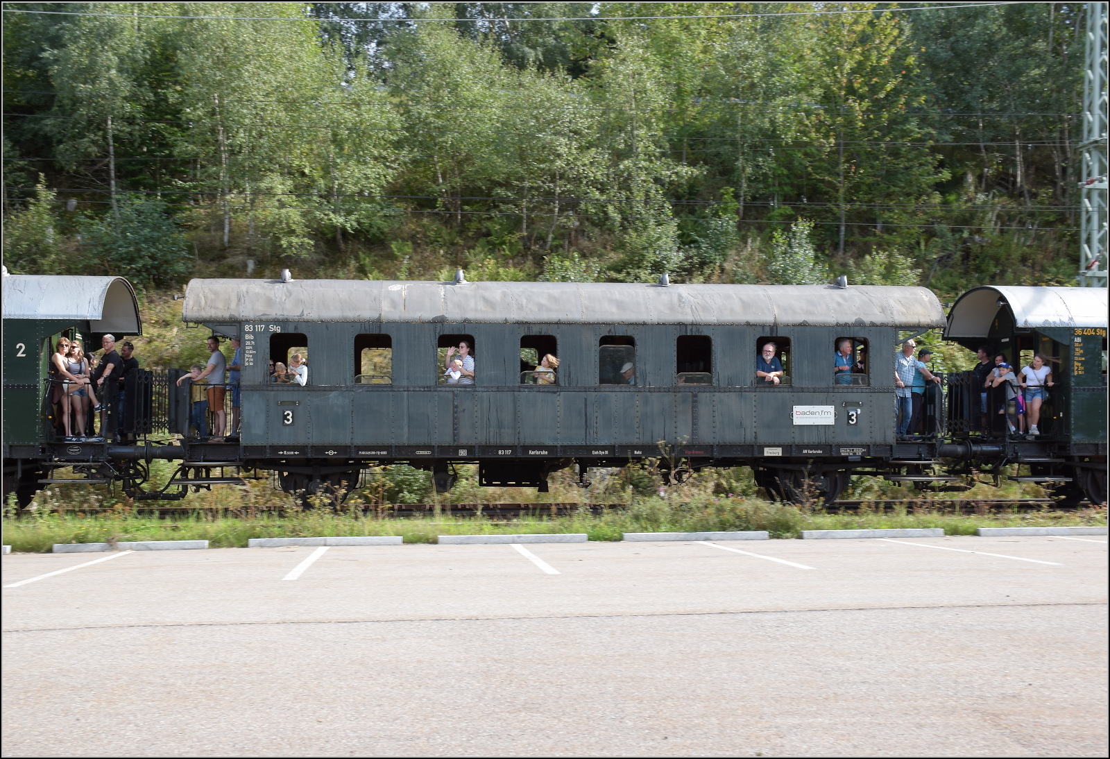 Dampf im Hochschwarzwald. 

23 042 verlässt mit ihrem Museumszug Titisee. Im Bild die Donnerbüchse 83 117 Kar der Austauschbauart Gattung Di-27, die kurz darauf in Ciu-27 umgebaut wurde, sprich als 4. Klasse-Wagen noch vor deren Abschaffungen gebaut. Überbleibsel der kurz zuvor erfolgten Umstellung auf  die Ganzstahlbauweise ist die Dachstütze der Teilstahlausführung, die ein früheres Baudatum vermuten lässt und offenbar noch nicht ganz dem Austauschprinzip folgt. September 2025.