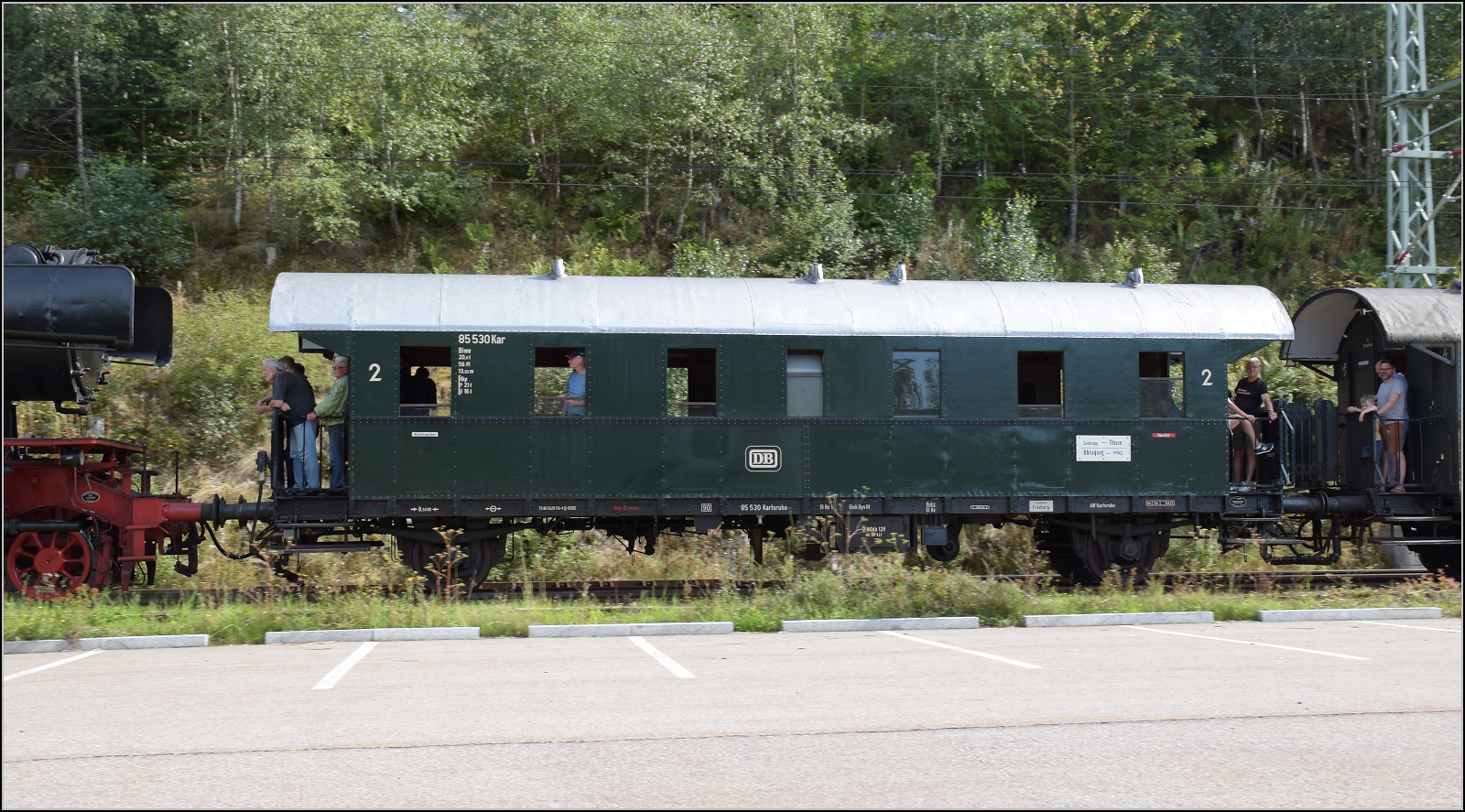 Dampf im Hochschwarzwald. 

23 042 verlässt mit ihrem Museumszug Bärental. Im Bild die Donnerbüchse 85 530 Kar der Austauschbauart Gattung Ci-29. September 2025.