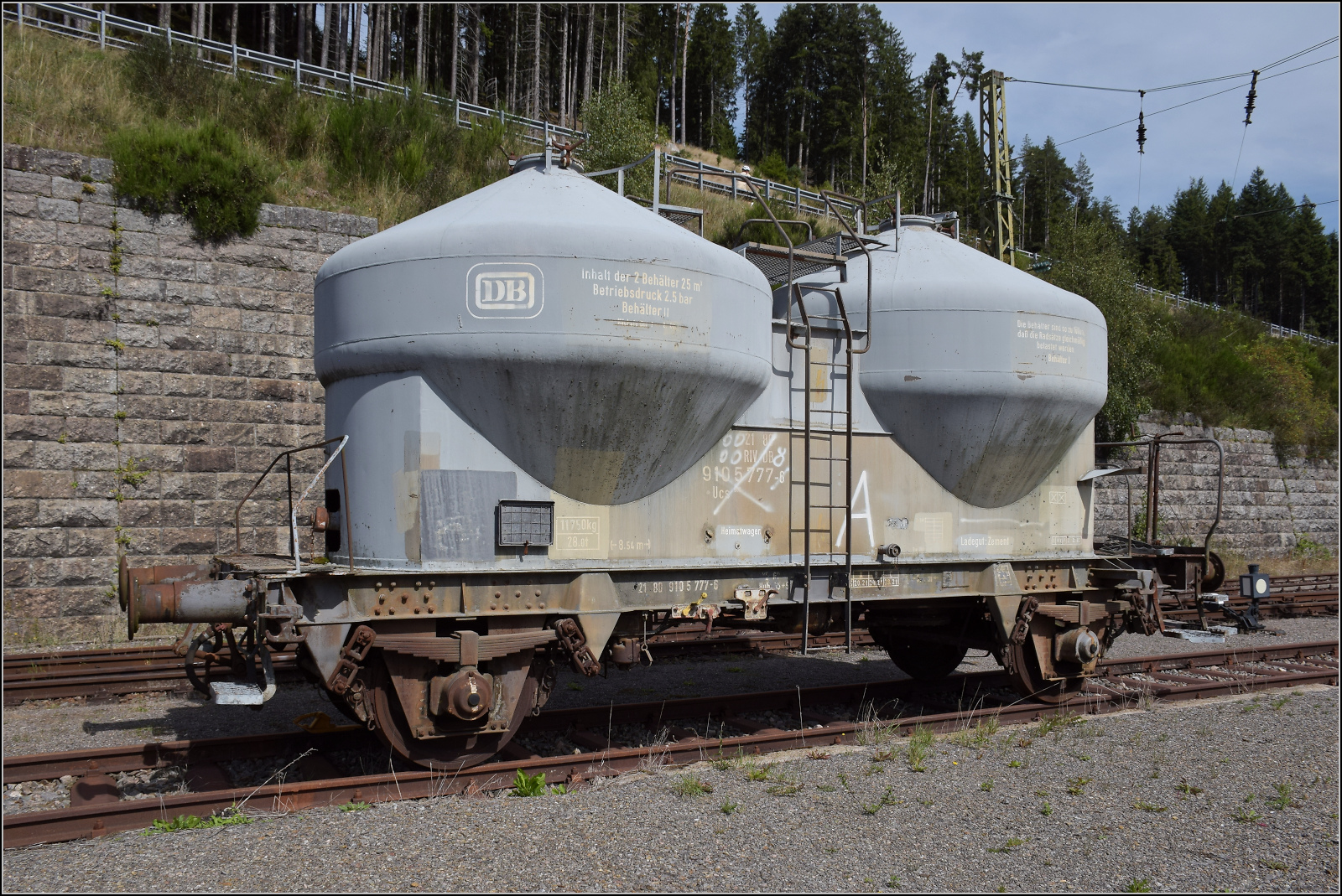 Dampf im Hochschwarzwald. 

Der zweidomige Zementsilowagen 21 80 9105 777-6 war mir in Seebrugg noch nie aufgefallen, er ist auch noch nicht auf der Webseite des Vereins gelistet. September 2025.