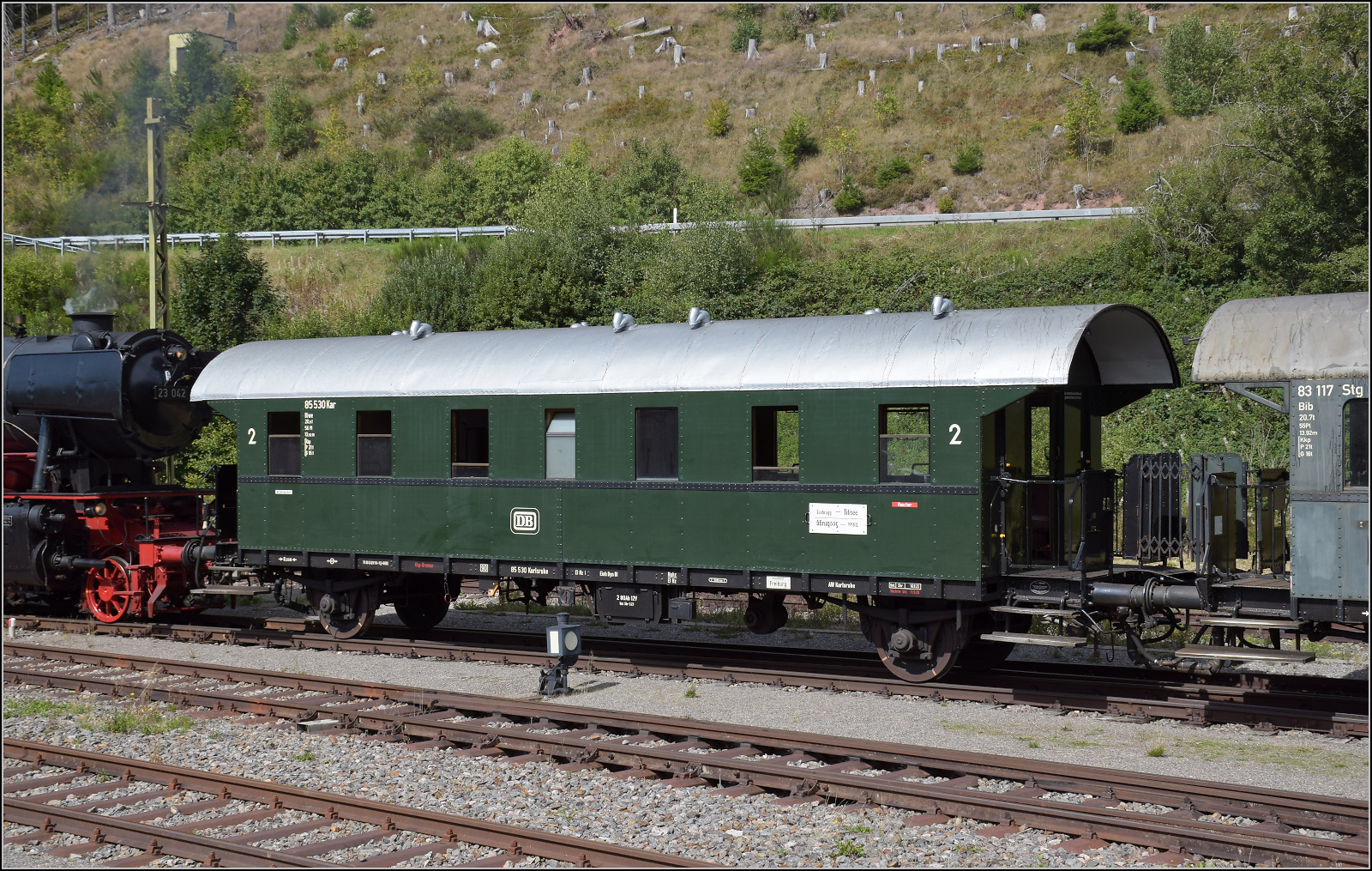Dampf im Hochschwarzwald. 

Die Donnerbchse 85 530 Kar der Austauschbauart Gattung Ci-29 in Seebrugg. September 2025.