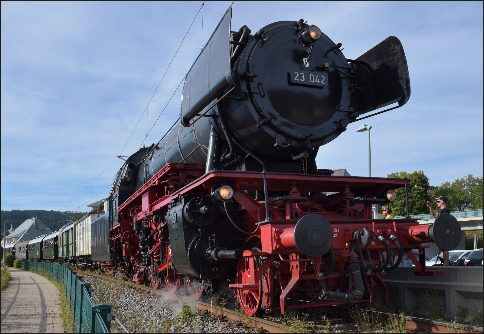 Dampf im Hochschwarzwald.

23 042 fährt in Schluchsee Richtung Seebrugg ab. September 2025.