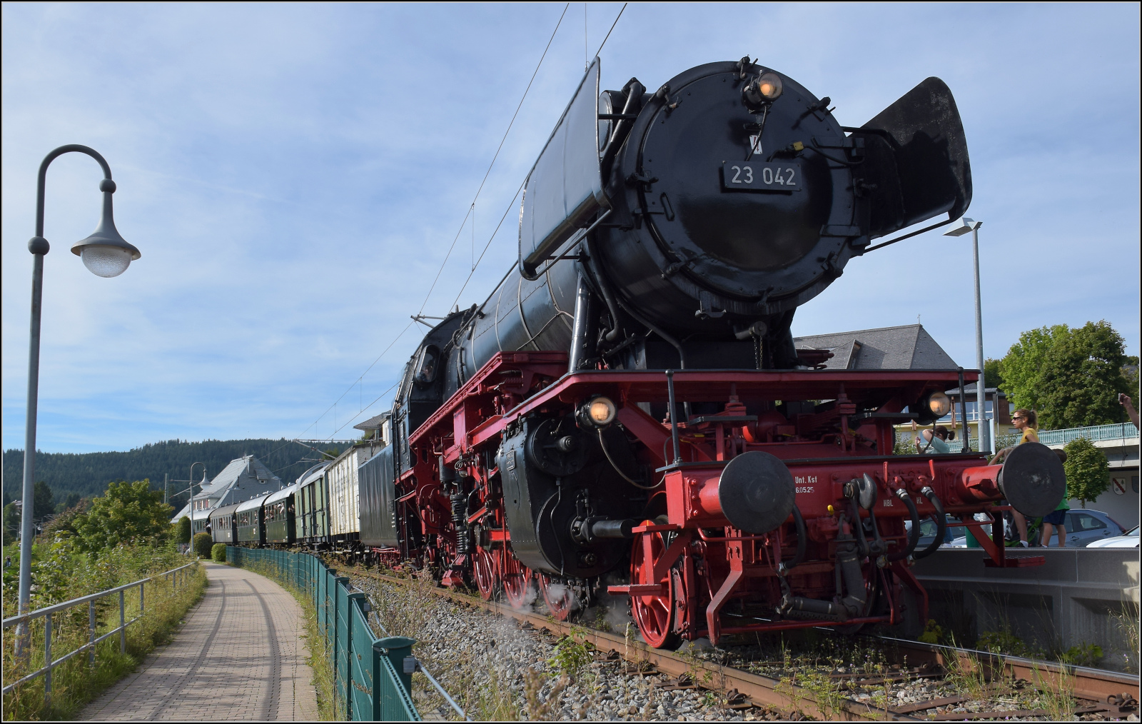 Dampf im Hochschwarzwald.

23 042 fährt in Schluchsee Richtung Seebrugg ab. September 2025.