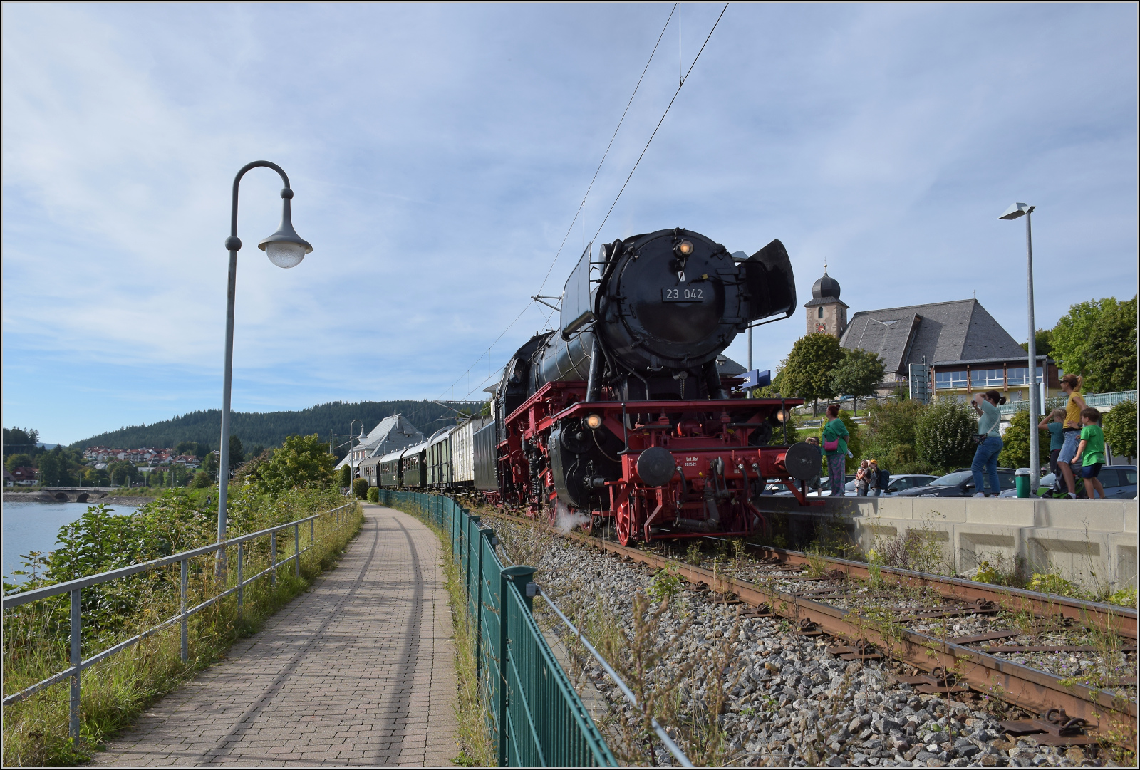 Dampf im Hochschwarzwald.

23 042 fährt in Schluchsee Richtung Seebrugg ab. September 2025.