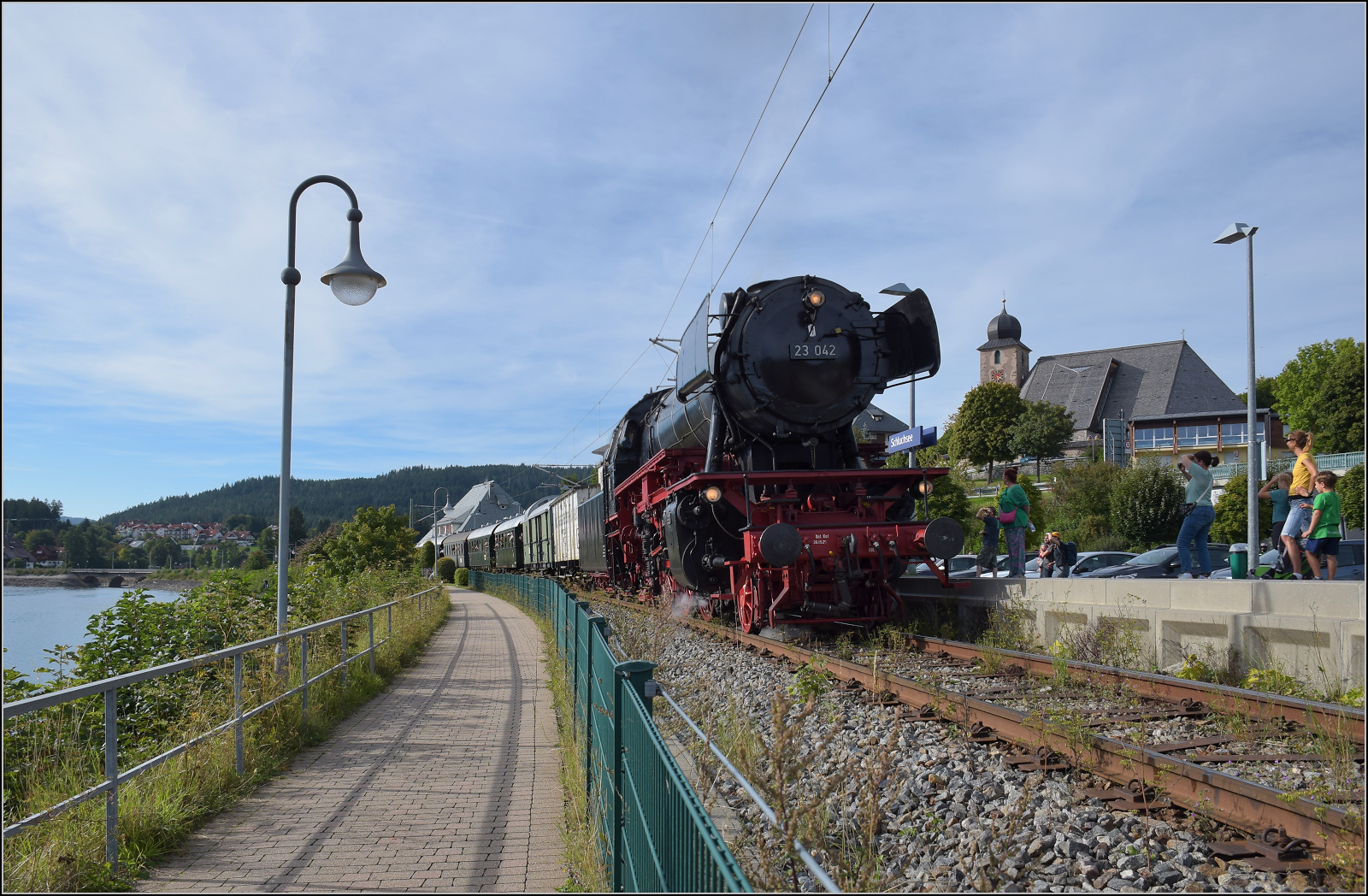 Dampf im Hochschwarzwald.

23 042 fährt in Schluchsee Richtung Seebrugg ab. September 2025.