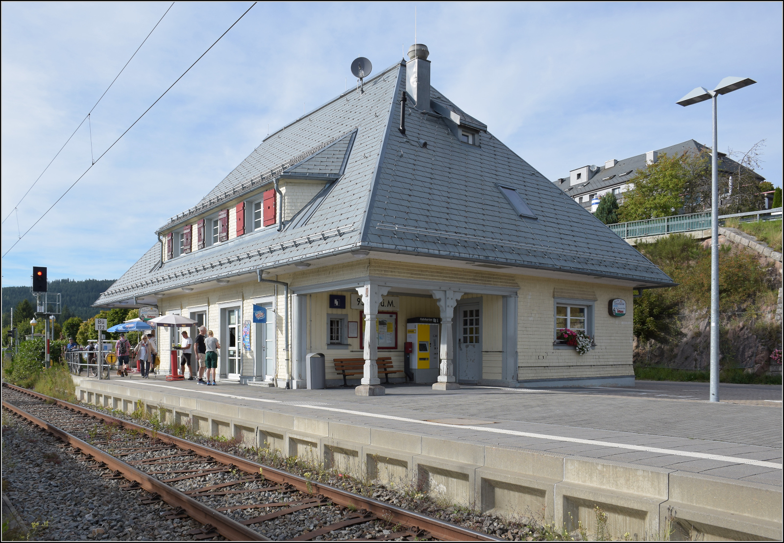 Dampf im Hochschwarzwald.

Der Bahnhof Schluchsee in seiner ganzen Pracht. September 2025.