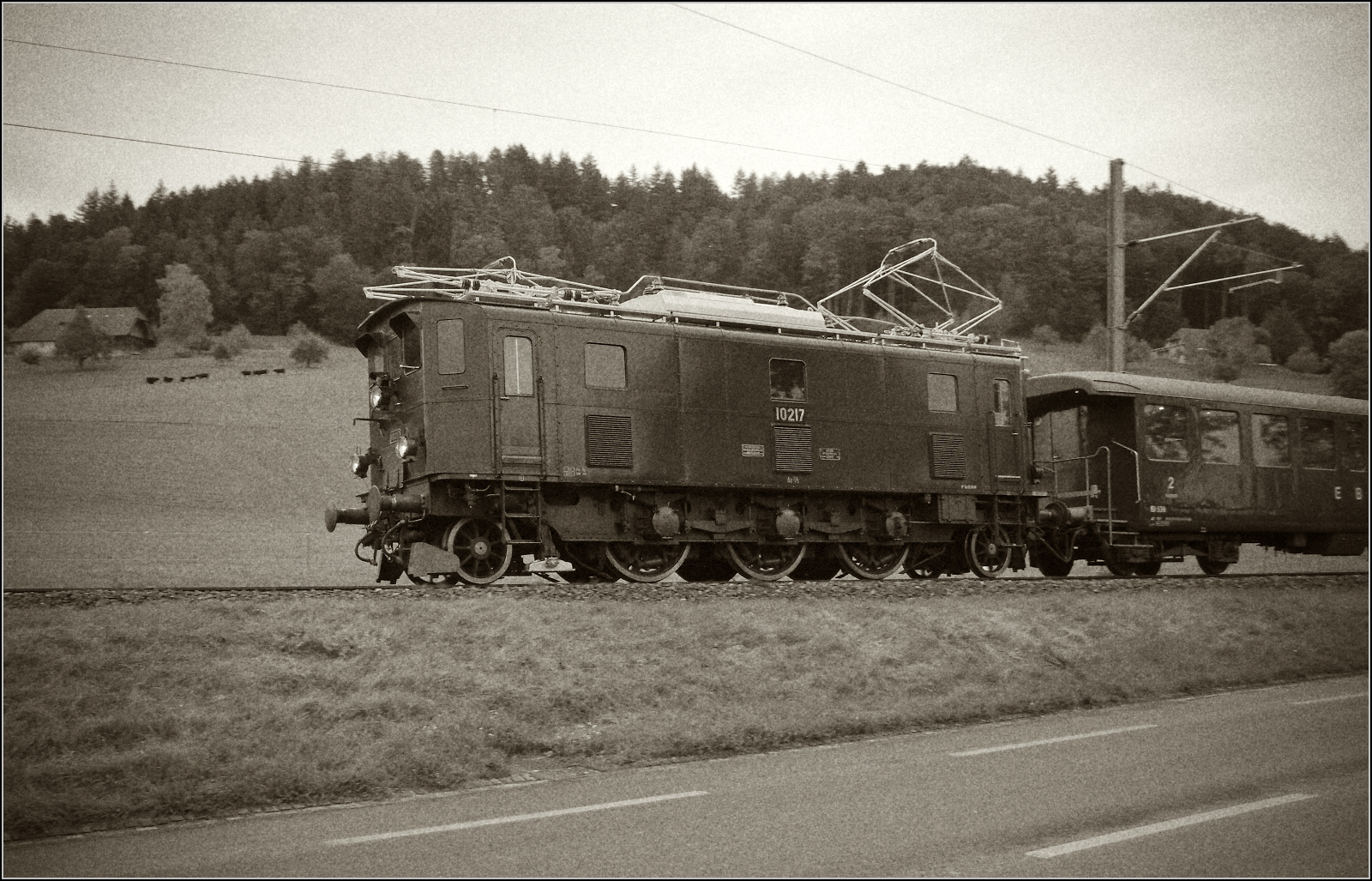 Dampftage Huttwil 2024 mit Diesel, Elektro und Dampfgiganten.

Ae 3/5 10217 auf Heimfahrt nach Olten. Kleindietwil, Oktober 2024.