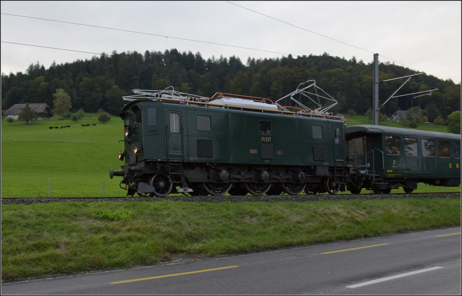 Dampftage Huttwil 2024 mit Diesel, Elektro und Dampfgiganten.

Ae 3/5 10217 auf Heimfahrt nach Olten. Kleindietwil, Oktober 2024.