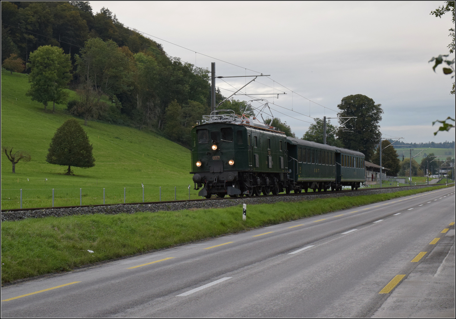 Dampftage Huttwil 2024 mit Diesel, Elektro und Dampfgiganten.

Ae 3/5 10217 auf Heimfahrt nach Olten. Kleindietwil, Oktober 2024.