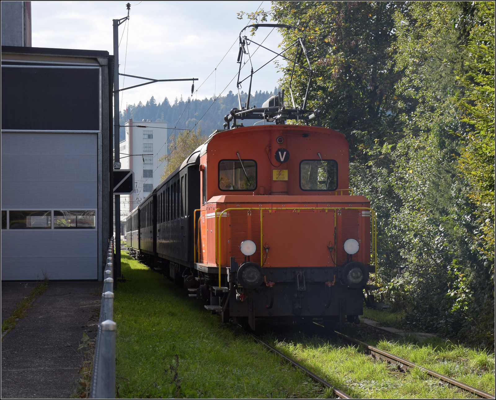 Dampftage Huttwil 2024 mit Diesel, Elektro und Dampfgiganten.

Der Rangiertraktor Te III 302 stammt von der EBT und ist heute mit der Bereitstellung der RIC-Wagen in den Bahnhof Huttwil betraut, whrend die fusslahme 241-A-65 noch behandelt wird. Huttwil, Oktober 2024.