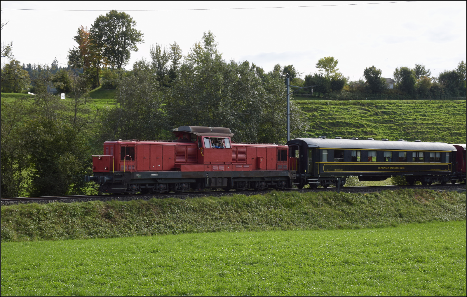 Dampftage Huttwil 2024 mit Diesel, Elektro und Dampfgiganten.

Bm 6/6 18505 der OeBB mit den hauseigenen Salonwagen beim Bahnbergang Drrenroth/Breite. Oktober 2024.