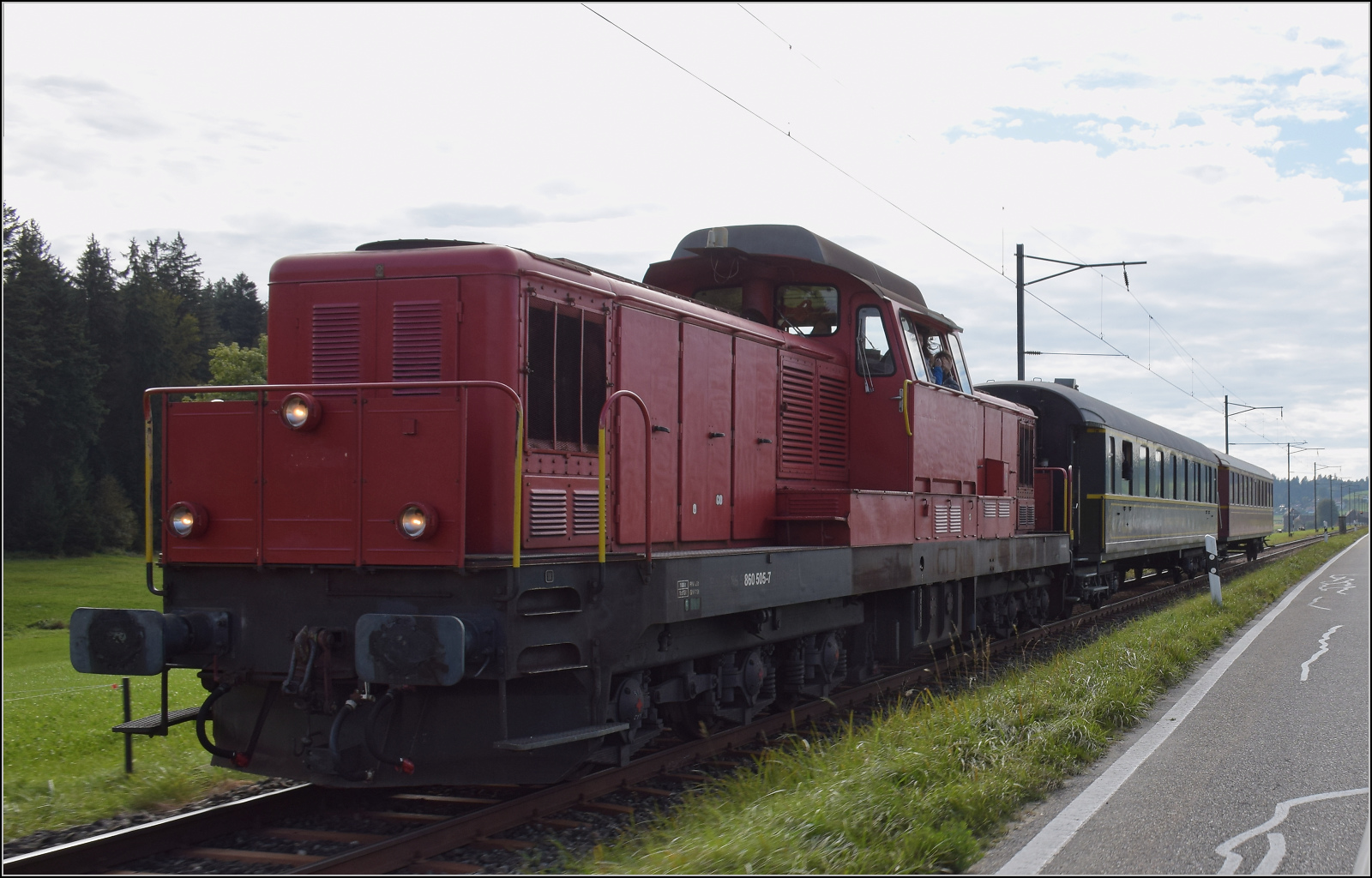 Dampftage Huttwil 2024 mit Diesel, Elektro und Dampfgiganten.

Bm 6/6 18505 der OeBB mit den hauseigenen Salonwagen bei Mussachen. Oktober 2024.