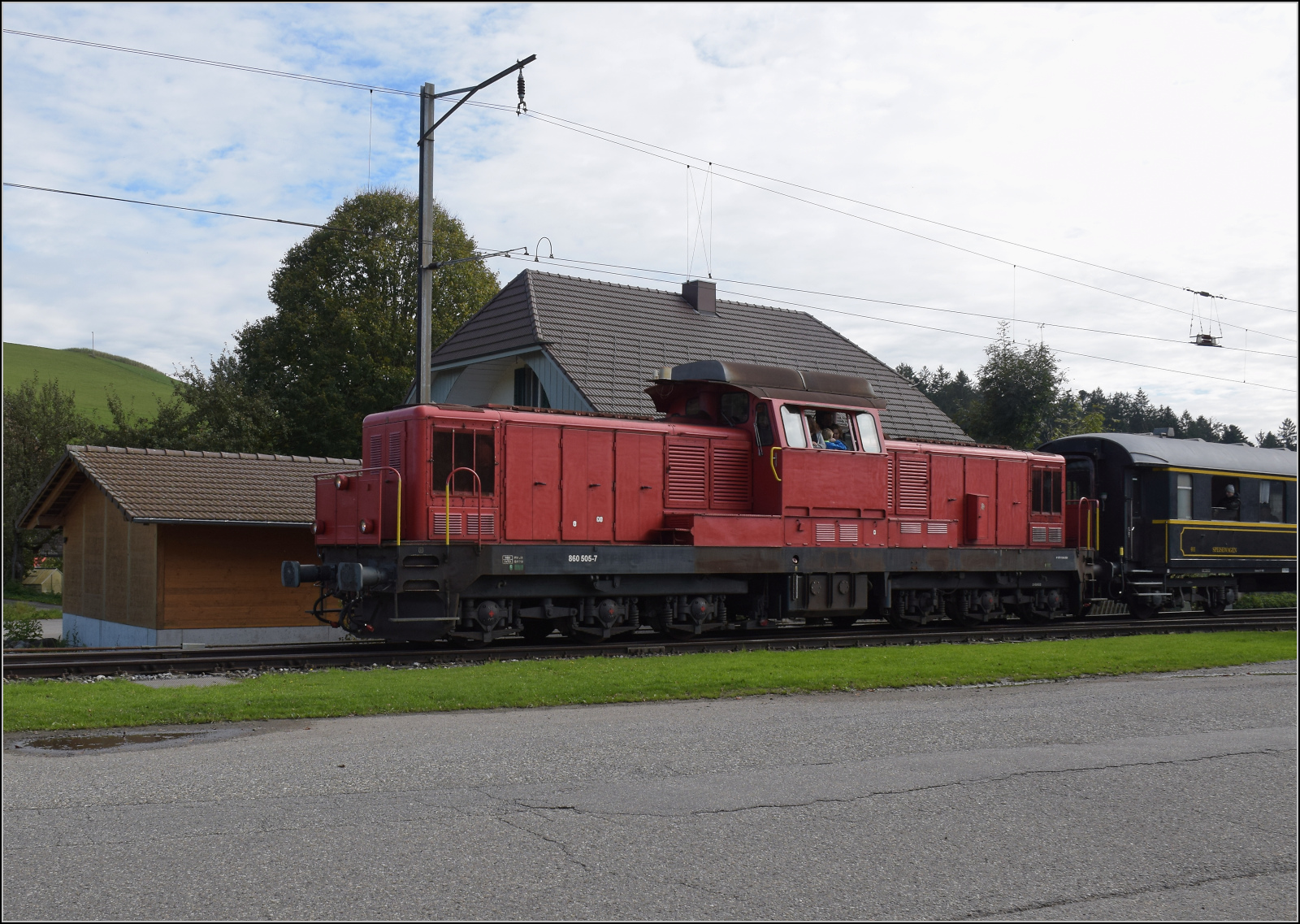 Dampftage Huttwil 2024 mit Diesel, Elektro und Dampfgiganten.

Bm 6/6 18505 mit den hauseigenen Salonwagen in Husernmoos. Oktober 2024.