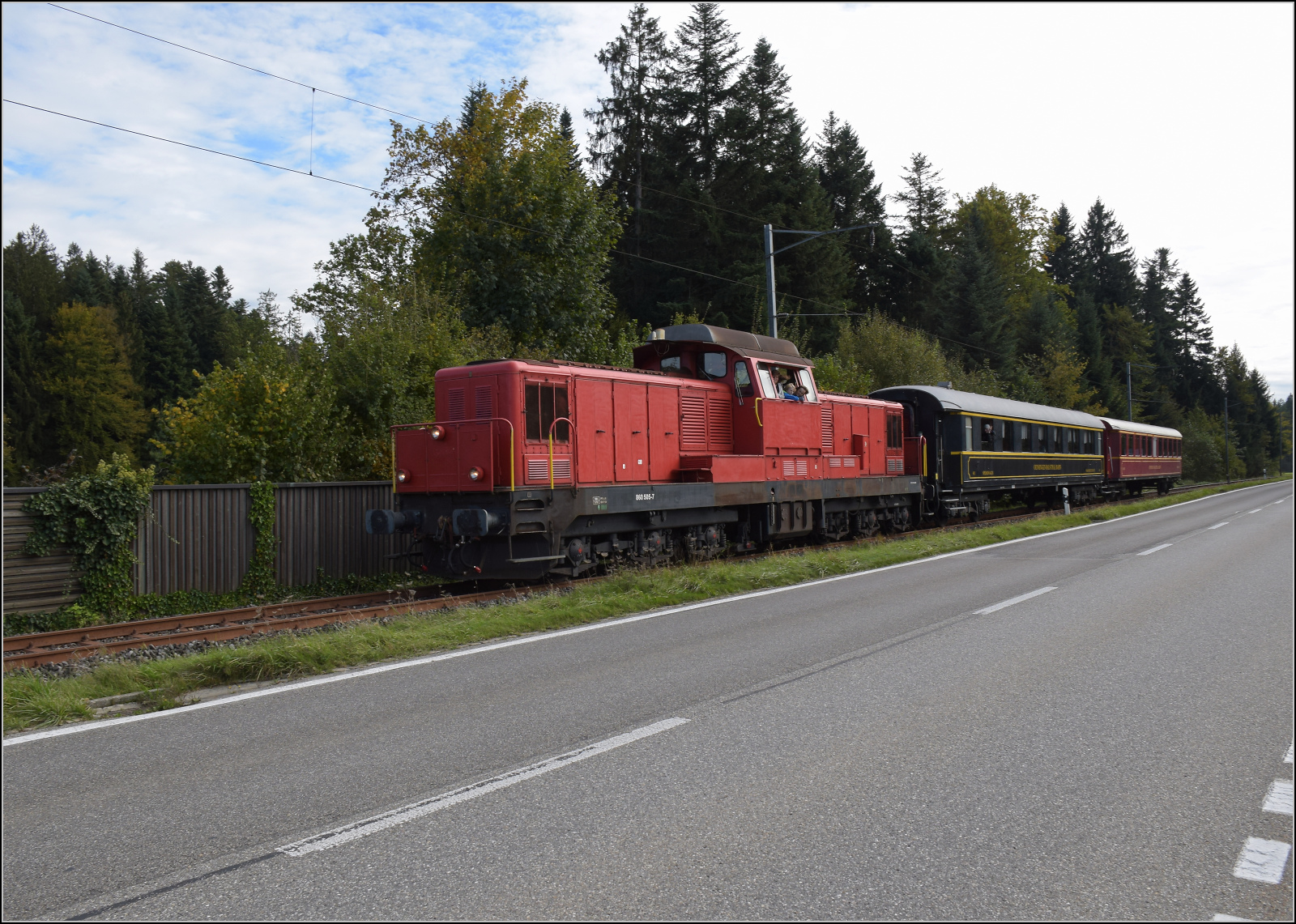 Dampftage Huttwil 2024 mit Diesel, Elektro und Dampfgiganten.

Bm 6/6 18505 mit den hauseigenen Salonwagen fhrt durch Grttmoos. Oktober 2024.