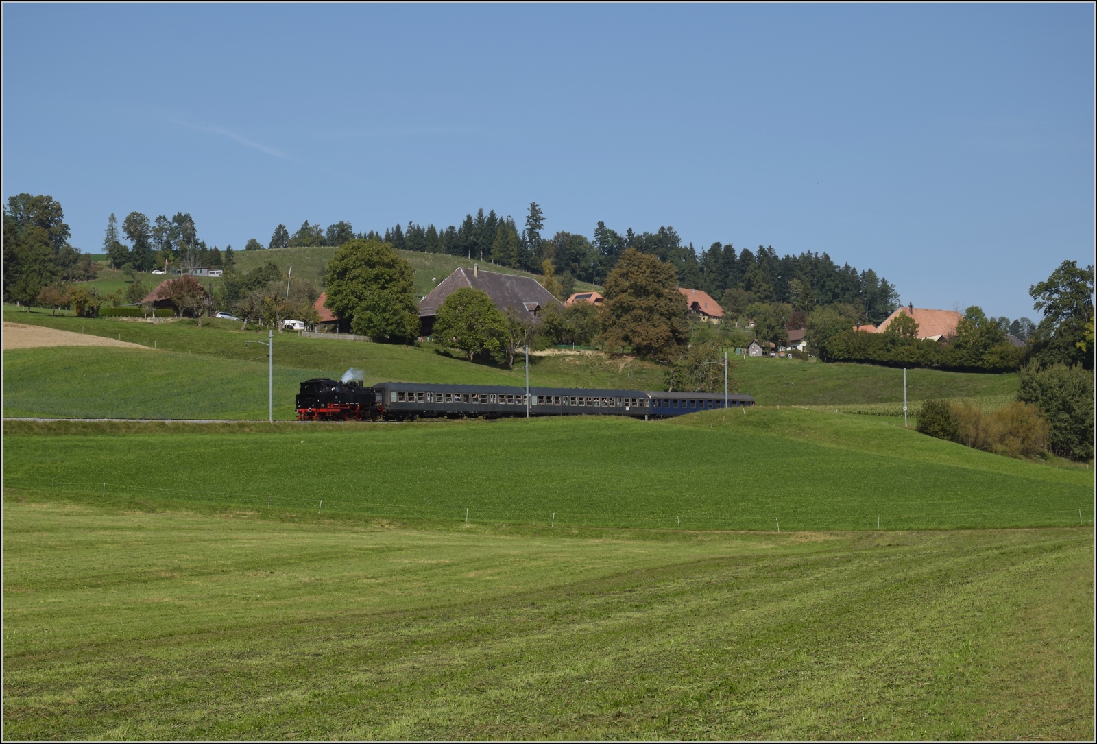 Dampftage Huttwil mit frisch genesenem Bubikopf. 

64 518 fhrt durch Griesbach Richtung Sumiswald-Grnen, eine kleine Bildoperation macht einen echten Bundesbahnzug im Emmental. Oktober 2023.