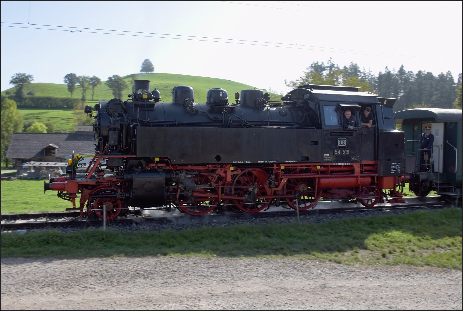 Dampftage Huttwil mit frisch genesenem Bubikopf. 

64 518 bei der Ausfahrt aus dem Bahnhof Husernmoos. Oktober 2023.