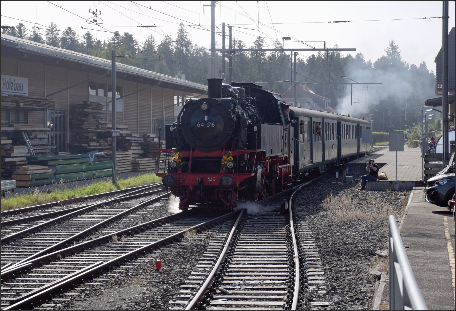 Dampftage Huttwil mit frisch genesenem Bubikopf. 

64 518 bei der Ausfahrt aus dem Bahnhof Affoltern-Weier. Oktober 2023.