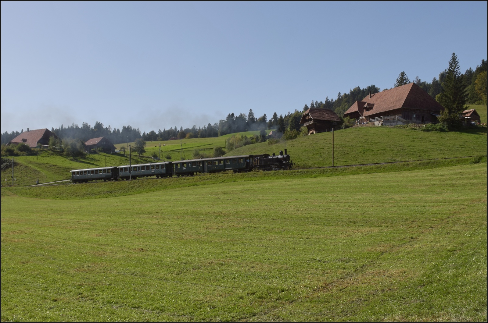 Dampftage Huttwil.

Ed 3/4 2 der Solothurn-Mnster-Bahn auf dem Weg nach Huttwil. Griesbachmatten, Oktober 2023.