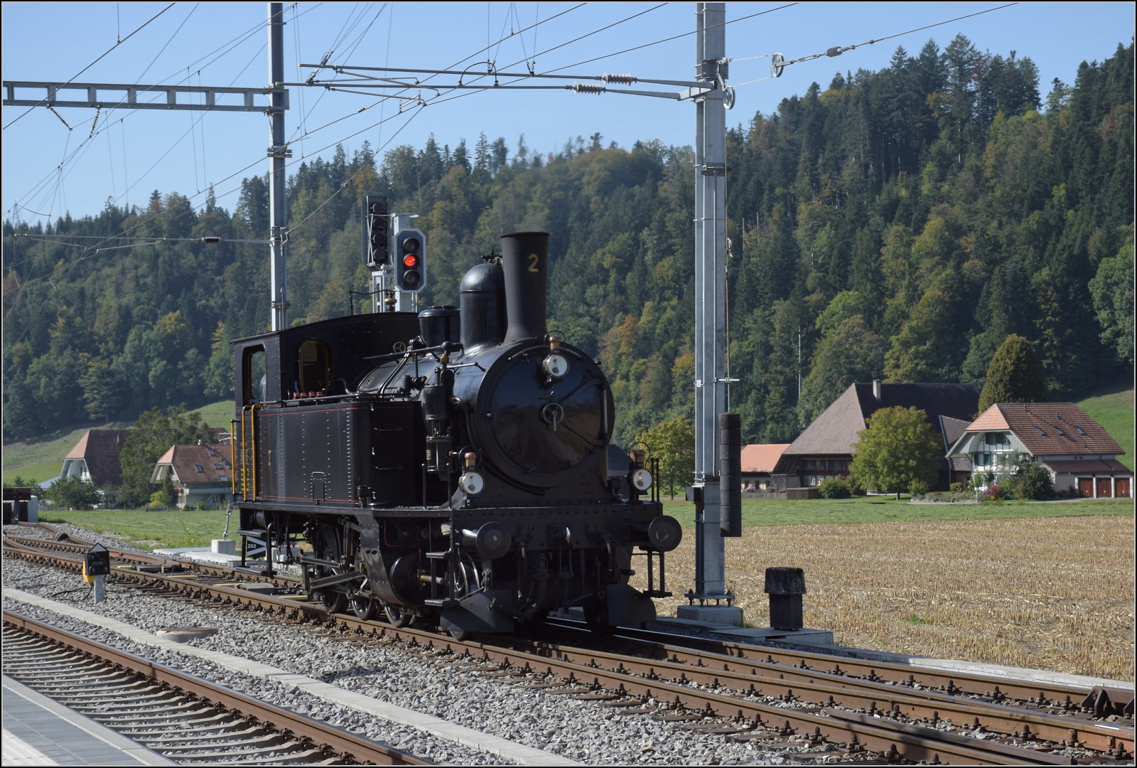 Dampftage Huttwil.

Ed 3/4 2 der Solothurn-Mnster-Bahn rangiert im Bahnhof Sumiswald-Grnen. Oktober 2023.